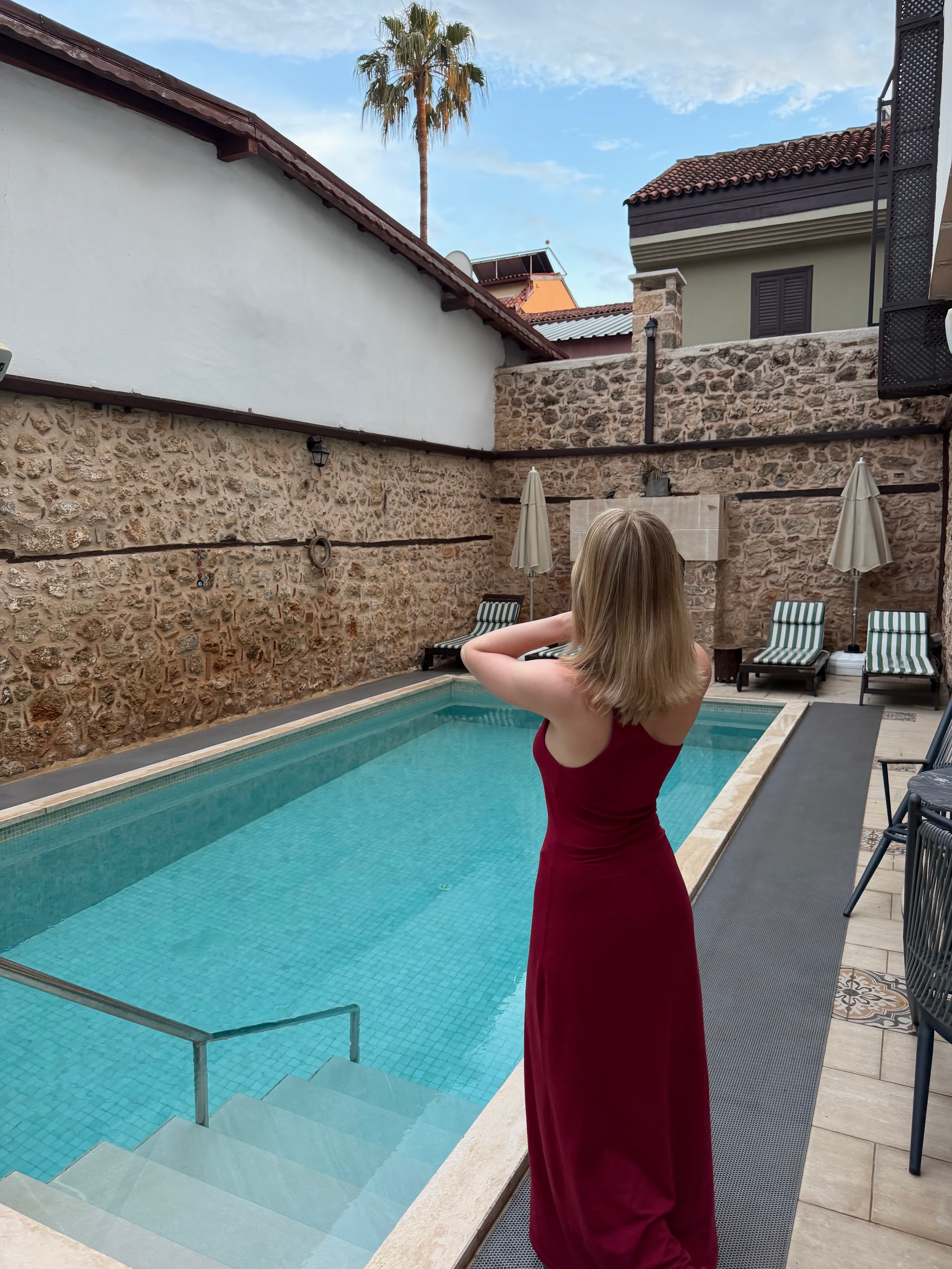 une photo de moi en robe devant une piscine