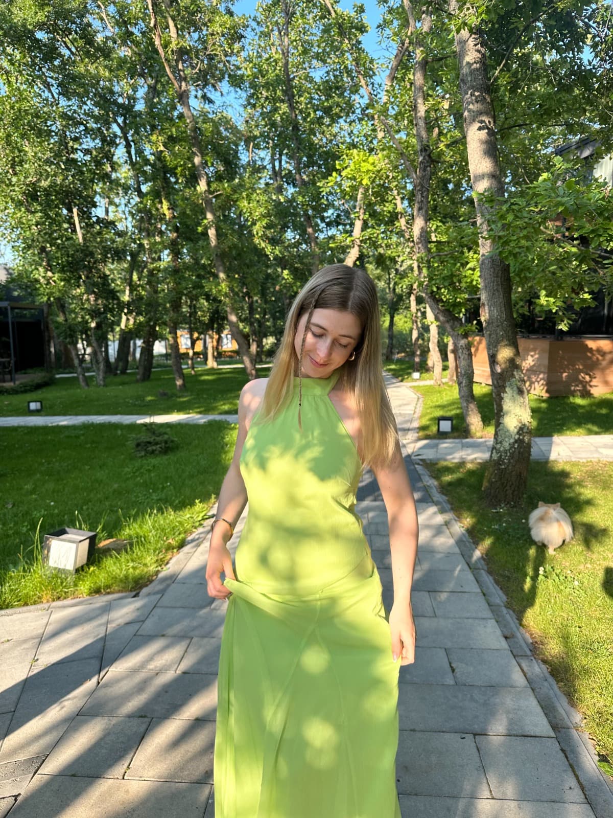 Clémence devant l’enseigne Enjoy Tacos, avec des produits de la marque