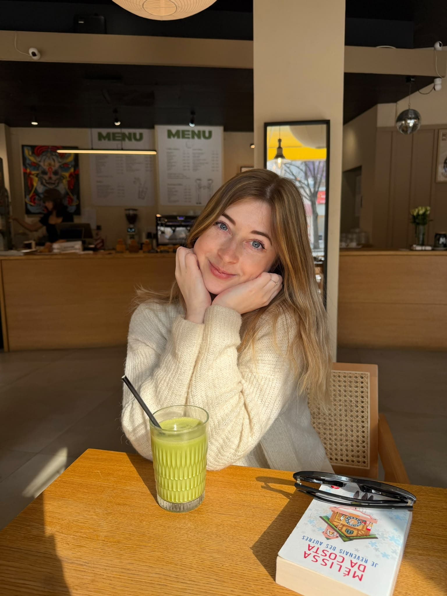Clémence assise au café avec son matcha